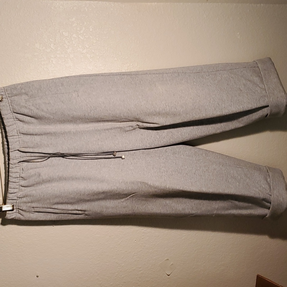 🐆DANA BUCHMAN GRAY CAPRI PANTS  - SIZE M🐆